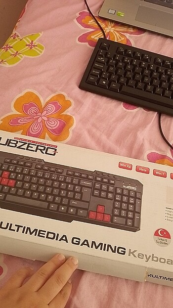 Diğer Kutulu Q klavye