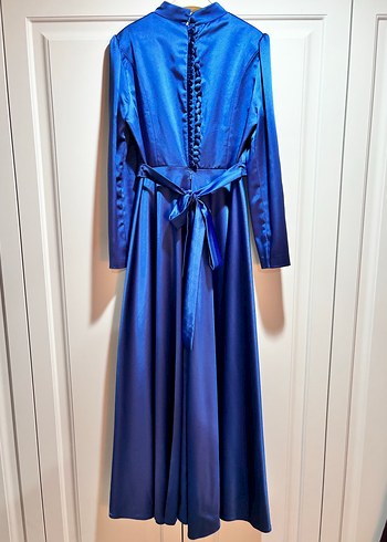 Uzun Kollu Parlak Mavi Saten Elbise - Görsel 3