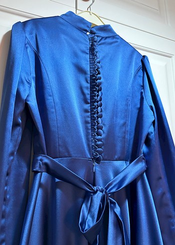 Uzun Kollu Parlak Mavi Saten Elbise - Görsel 4