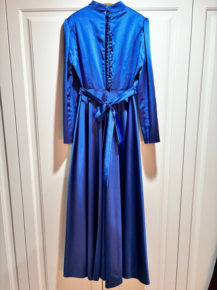 Uzun Kollu Parlak Mavi Saten Elbise - Görsel 3