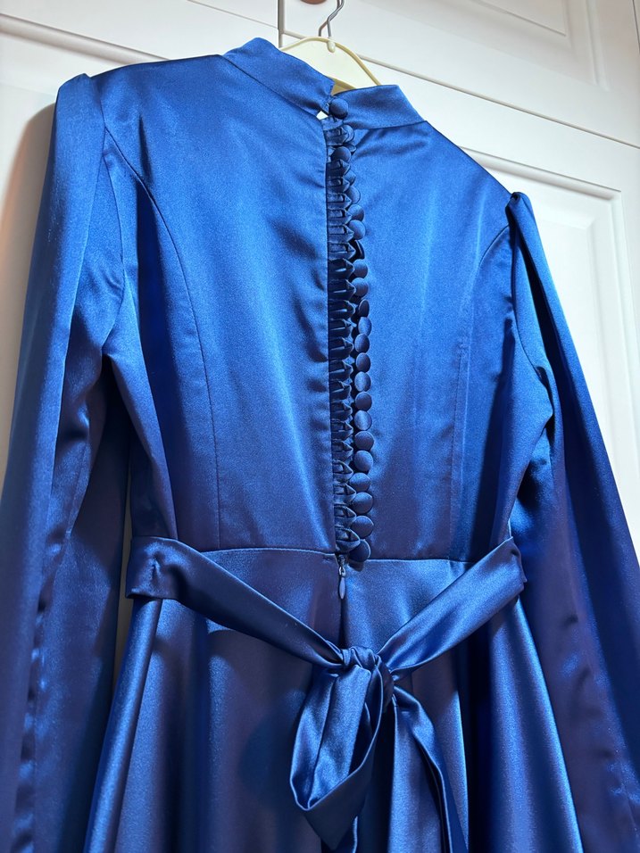 Uzun Kollu Parlak Mavi Saten Elbise - Görsel 4