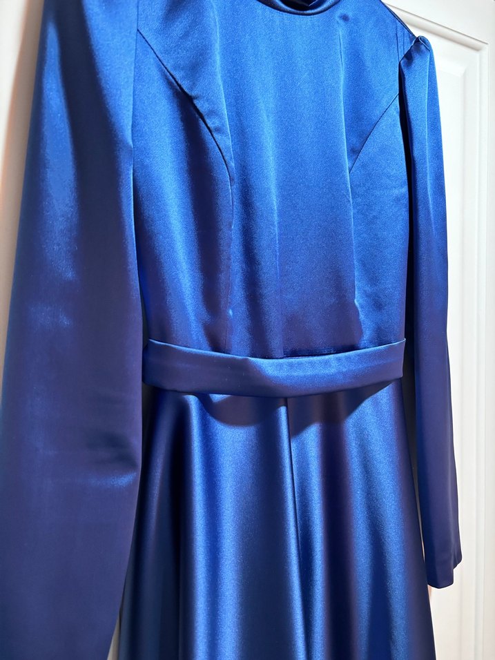 Uzun Kollu Parlak Mavi Saten Elbise - Görsel 2