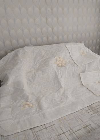 Nakışlı Beyaz Gri Yatak Örtüsü