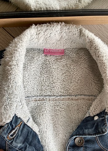 Düğmeli Kürklü Denim Kız Yeleği - Görsel 7