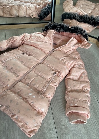 Kız Çocuk Parlak Pembe Kürklü Mont - Görsel 4