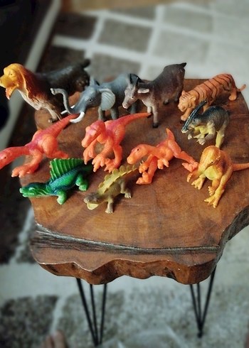 Çeşitli renklerde ve boylarda hayvan ve dinozor figürleri
