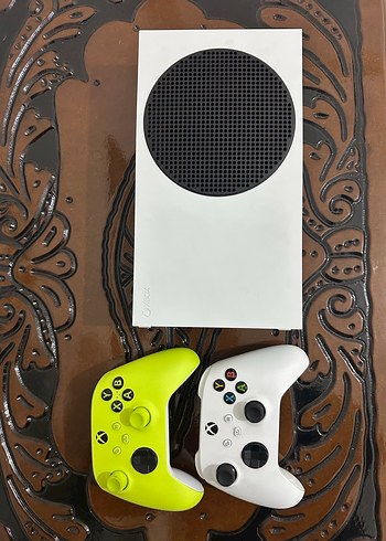 Xbox Series S Oyun Konsolu ve 2 Kontrol Cihazı