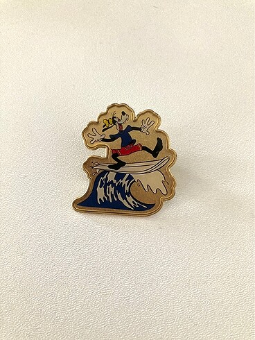 Surf yapan goofy rozet pin