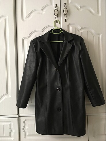 Siyah uzun deri ceket