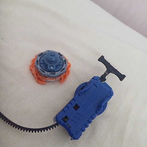  Beyblade burst roktavor r2 + launcher