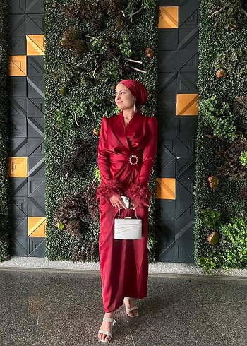 Bordo kolları tüy detaylı saten abiye
