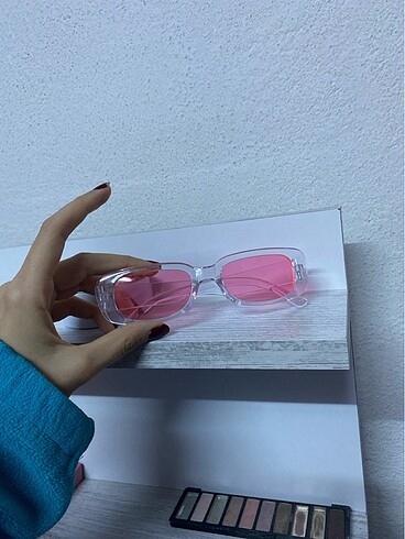 Pembe gözlük