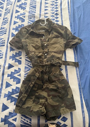 Bershka Kadın Kamuflaj Desenli Kemerli Mini Tulum