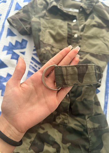m Beden Bershka Kadın Kamuflaj Desenli Kemerli Mini Tulum