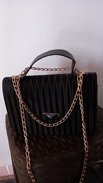 Prada amblemli el çantası