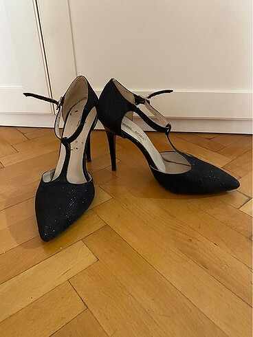 siyah simli topuklu ayakkabı