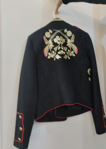 Zara Siklik Ve Zarafet Siyah Cicekli Kisa Ceket