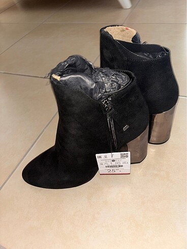 Bershka Berskha Bot Etiketli