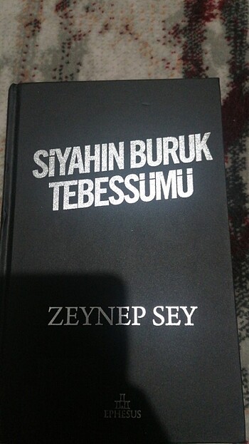 SİYAHIN BURUK TEBESSÜMÜ-ZEYNEP SEY 