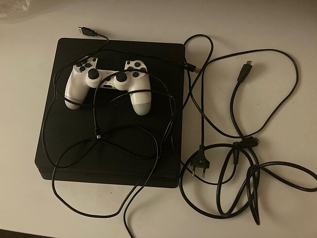 PS 4 SLİM 1TB ve 1 ADET YAN SANAYİ OYUN KOLU