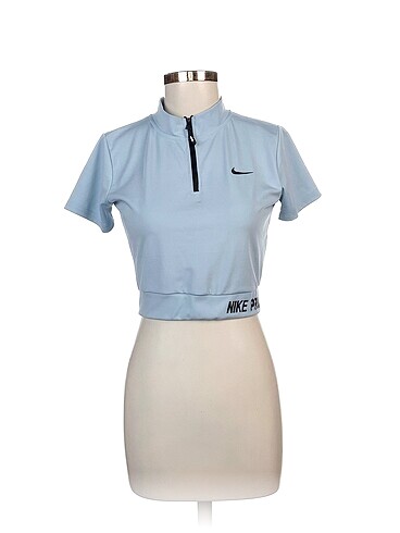 Nike T-shirt %70 İndirimli.