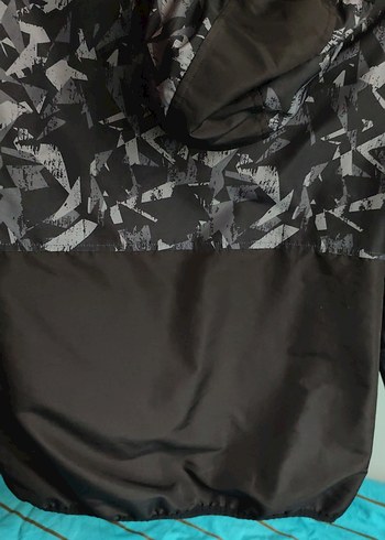 Erkek Çocuk Siyah Desenli Fermuarli yagmurluk - Görsel 4