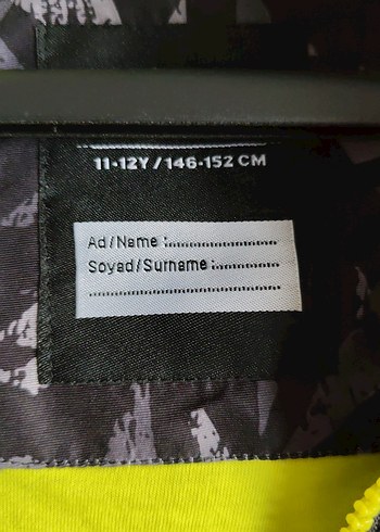 Erkek Çocuk Siyah Desenli Fermuarli yagmurluk - Görsel 2