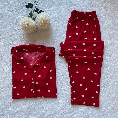 Kırmızı kalpli pijama