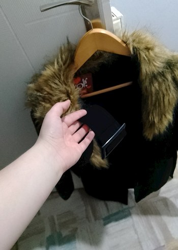 Kürklü Yaka Siyah Kadın Kaban - Görsel 3