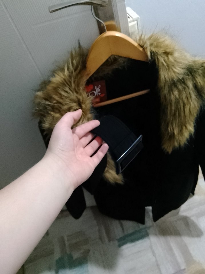 Kürklü Yaka Siyah Kadın Kaban - Görsel 3