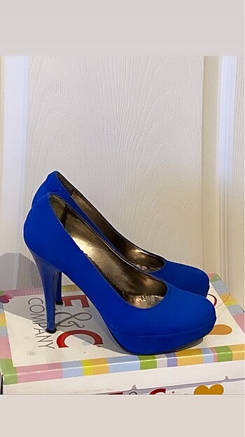 Saks mavisi topuklu ayakkabı !!