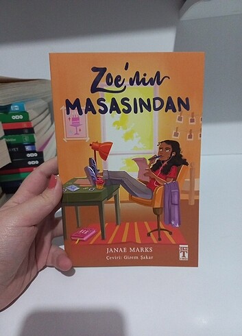 Zoe'nin masasından kitap