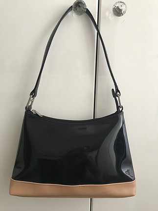 Mango parlak siyah altı bej şeritli kol çantası 