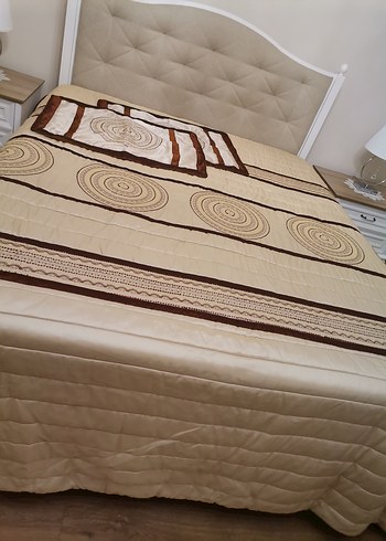 Kahverengi İşlemeli Parlak Yatak Örtüsü - Görsel 2