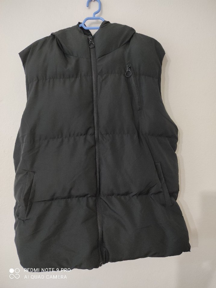 Siyah Kapüşonlu Kadın Şişme Yelek - Görsel 3