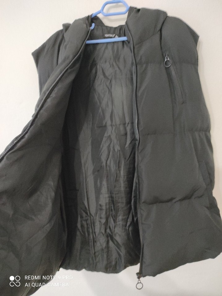 Siyah Kapüşonlu Kadın Şişme Yelek - Görsel 2