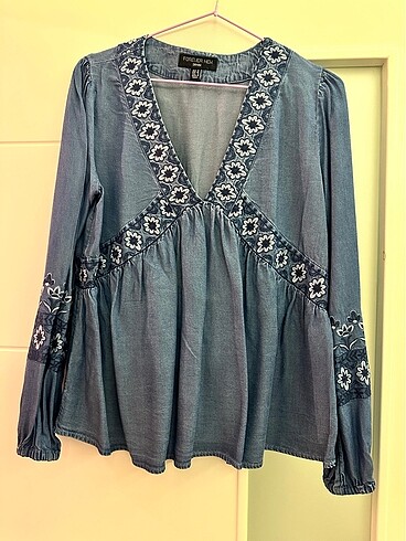 Forever New denim işlemeli v yaka bluz