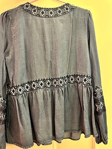 Forever New Forever New denim işlemeli v yaka bluz