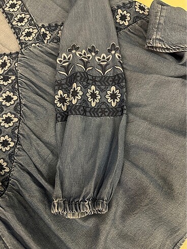 m Beden Forever New denim işlemeli v yaka bluz