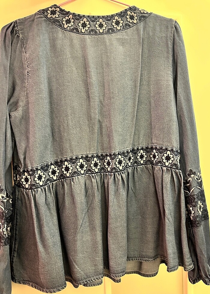 Forever New denim işlemeli v yaka bluz - Görsel 2