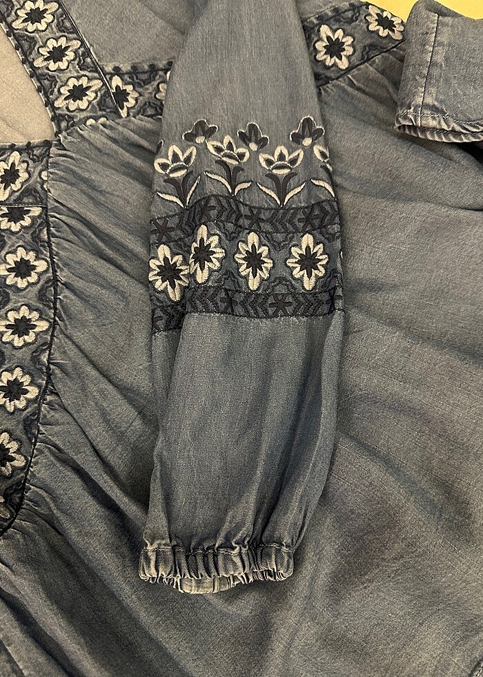 Forever New denim işlemeli v yaka bluz - Görsel 3