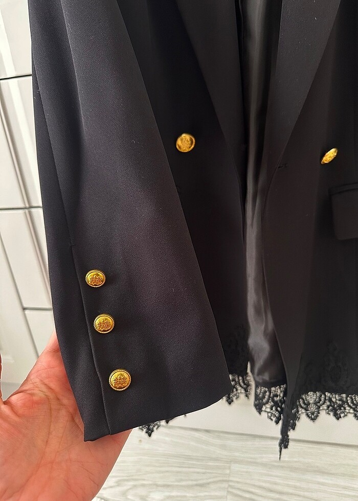 Siyah gold düğmeli dantelli elbise ceket - Görsel 3