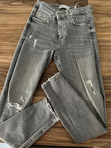 Zara gri yırtık jean