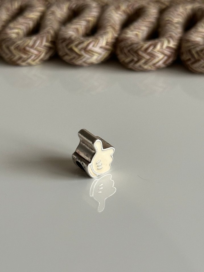 Pandora Disney Mickey İkonik Eldiven Charm - Görsel 2