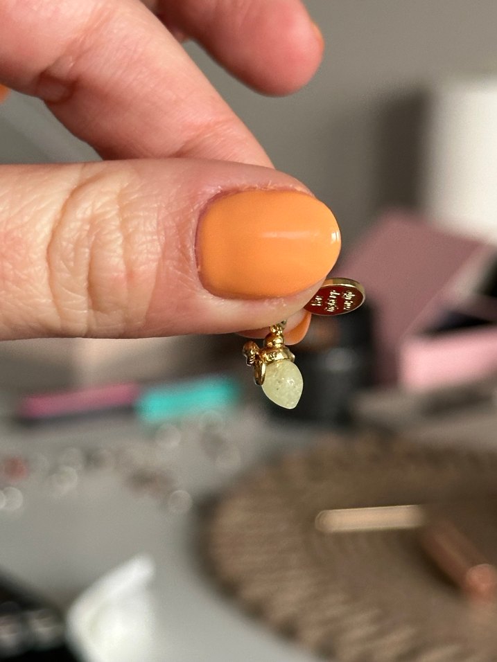 Pandora Karanlıkta Parlayan Gold Ateş Böceği Charm - Görsel 5