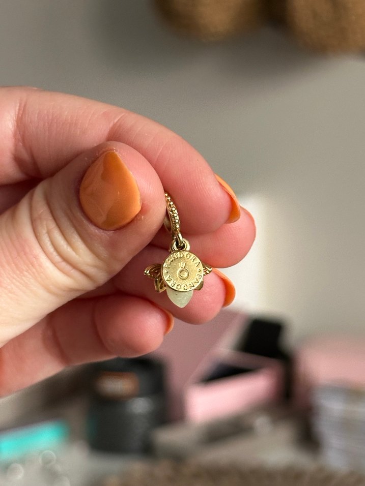 Pandora Karanlıkta Parlayan Gold Ateş Böceği Charm - Görsel 3