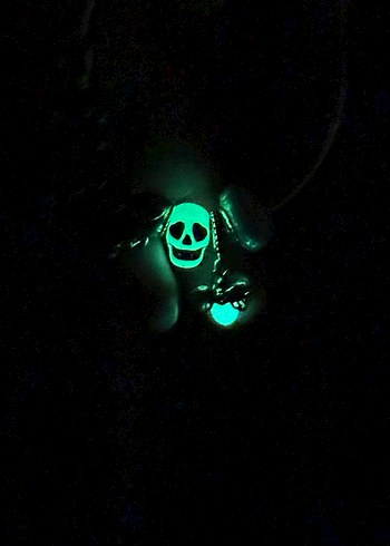 Pandora Karanlıkta Parlayan Kurukafa Charm - Görsel 4