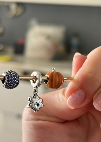 Beden Pandora Karanlıkta Parlayan Bal Kabağı Charm