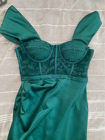saten yesil dusuk omuz abiye