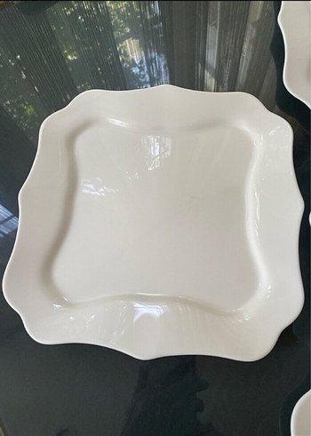 Beyaz Dalgalı Kenarlı Kare Tabak